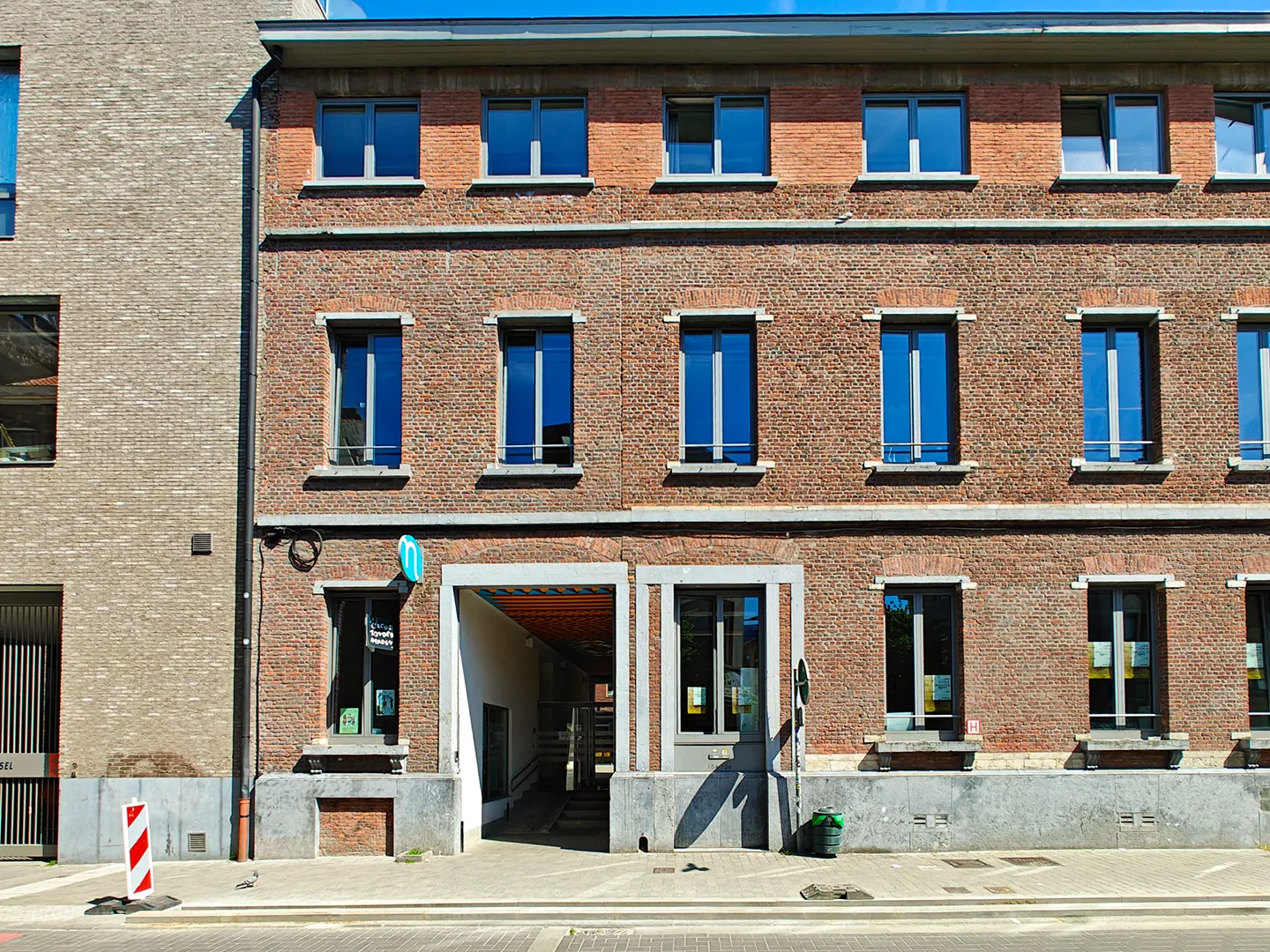 Gevel van onze school aan de Groenstraat op een zonnige lentedag.